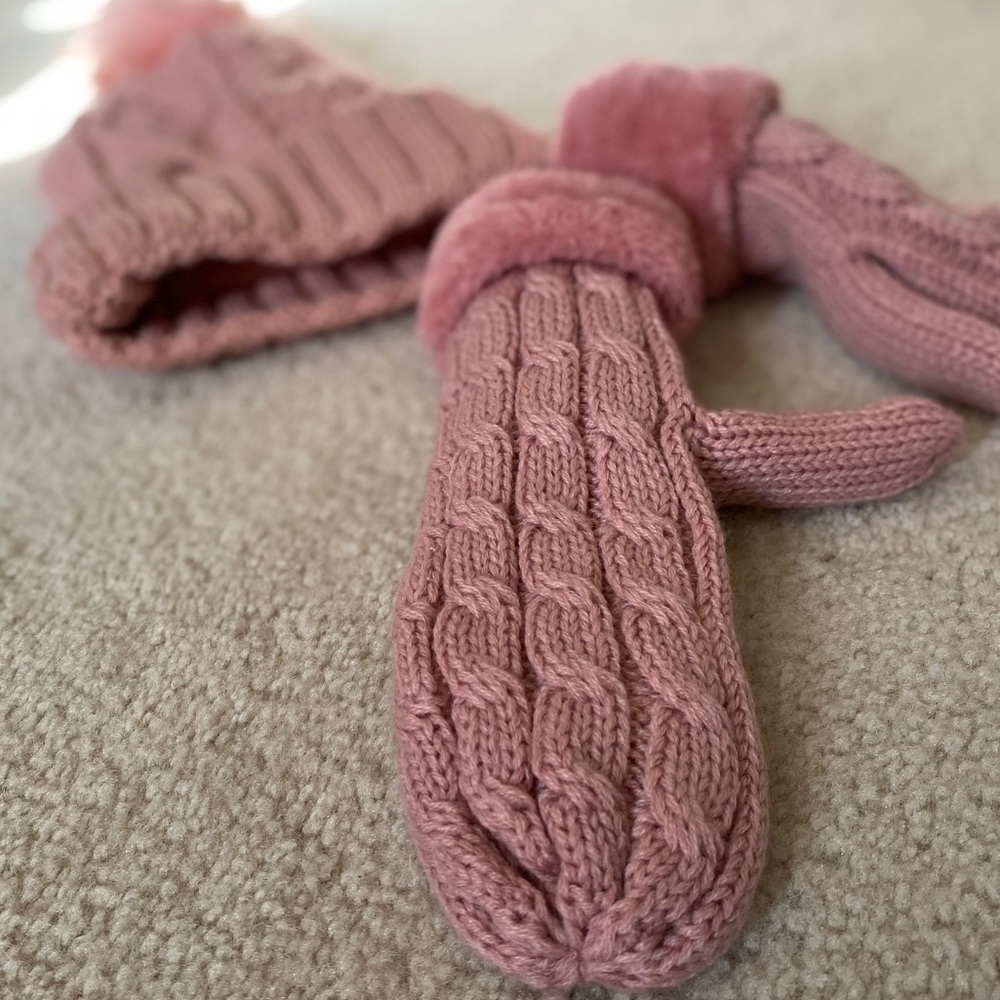 Knit hat and gloves